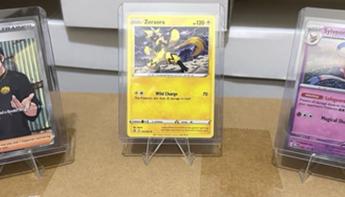 cartas de pokemon que valem mais - display de cartas raras Pokémon TCG
