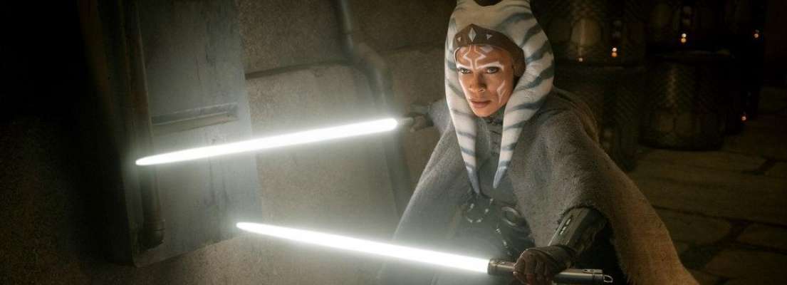 o que assistir antes de mandaloriano e grogu - cena de Ahsoka Tano com lightsabers brancos