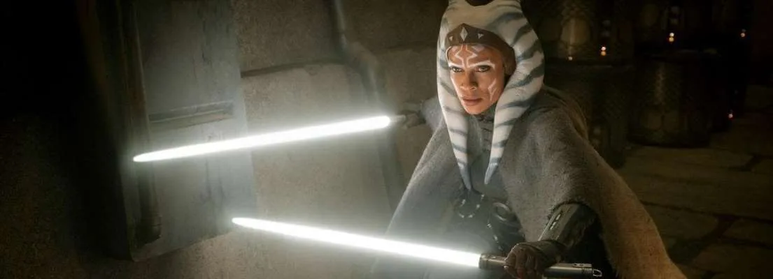 o que assistir antes de mandaloriano e grogu - cena de Ahsoka Tano com lightsabers brancos
