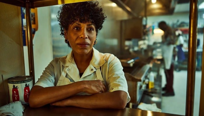 Tina personagem em O Urso na equipe do restaurante