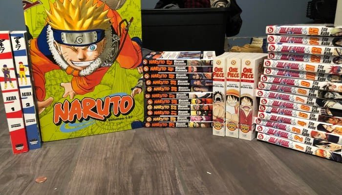 Naruto Volume 1 exposto ao lado de uma colecao completa de tankobons