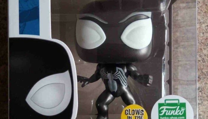 Homem-Aranha Symbiote Glow in the Dark Funko raro