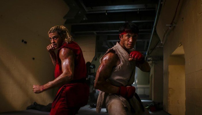Noah Centineo e Andrew Koji como Ken e Ryu